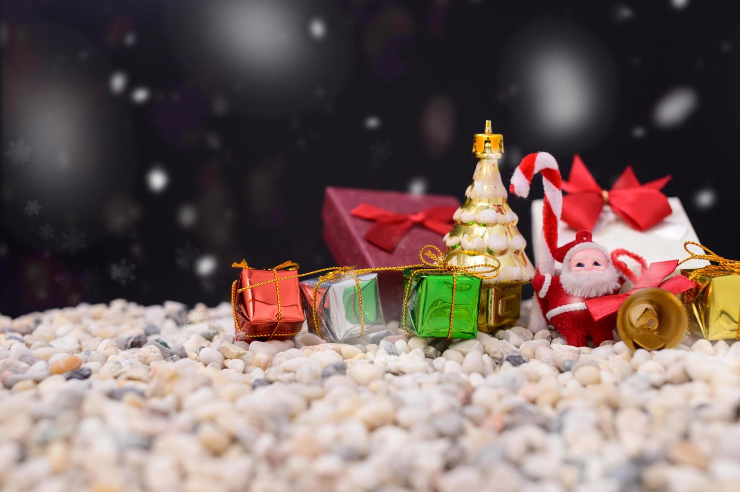 vrolijk kerstfeest achtergrond met miniatuurobjecten foto