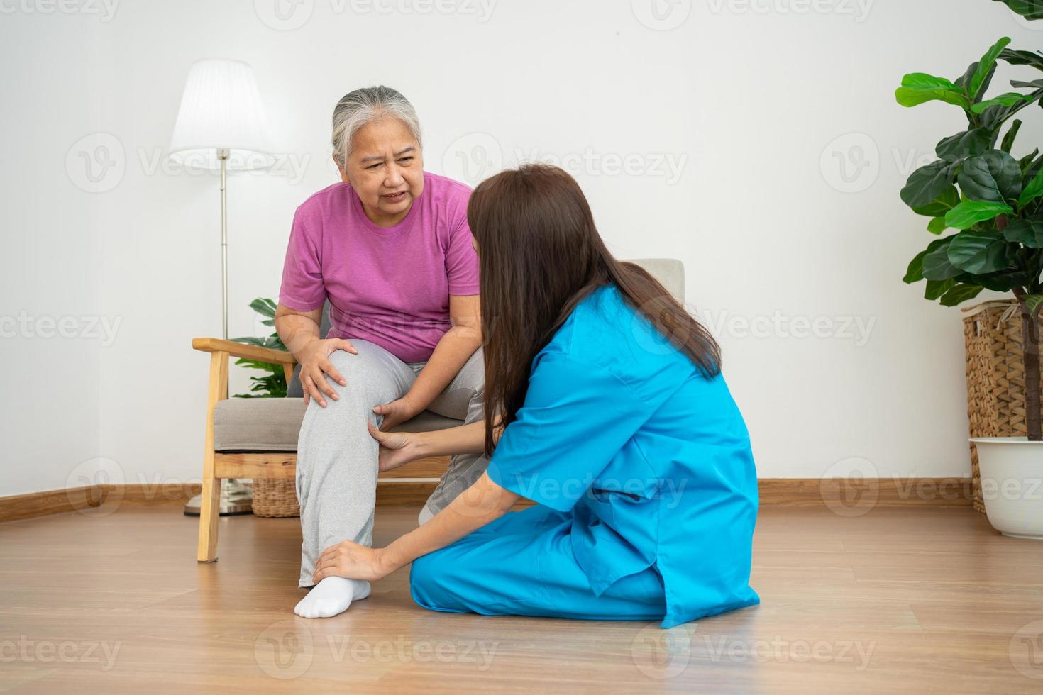 fysiotherapeut dokter of verzorger helpen senior ouder vrouw uitrekken zijn hamstring en aan het doen dij of been revalidatie in oefening kamer, artrose van de knie en verzorger concept foto