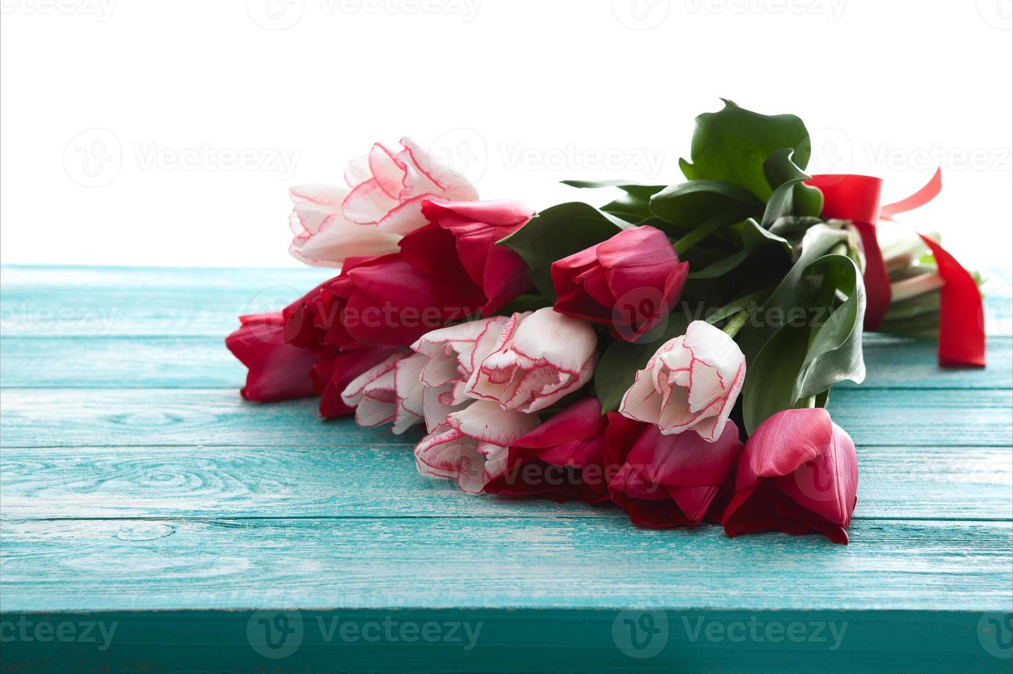 boeket van tulpen Aan turkoois rustiek houten tafel geïsoleerd. voorjaar bloemen boeket. voorjaar achtergrond. Valentijnsdag dag en moeder dag achtergrond. foto