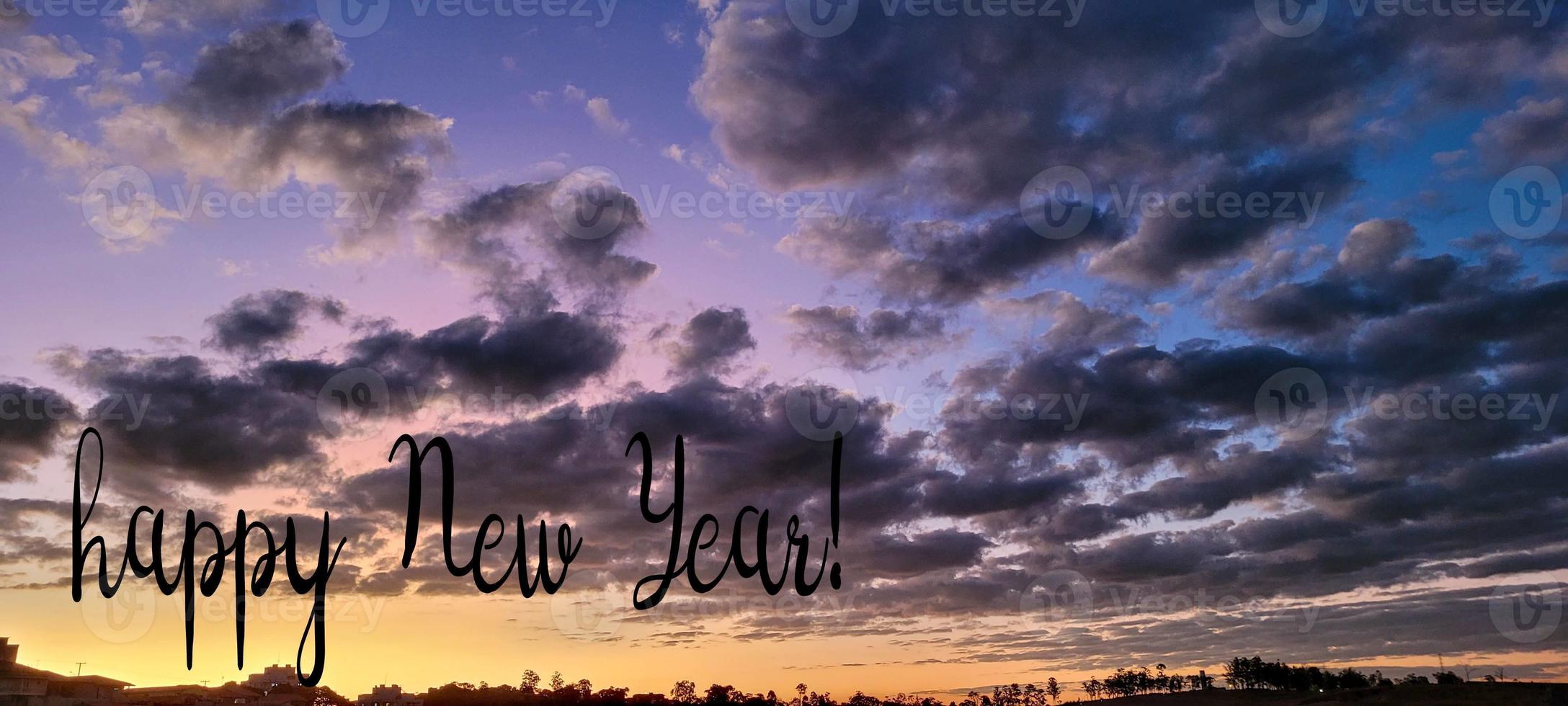 lucht met wolken en een gelukkig nieuw jaar foto