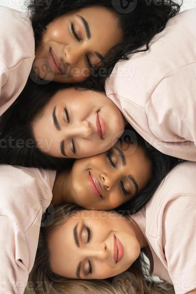 groep van verschillend etniciteit Dames. multicultureel verscheidenheid en vriendschap. foto