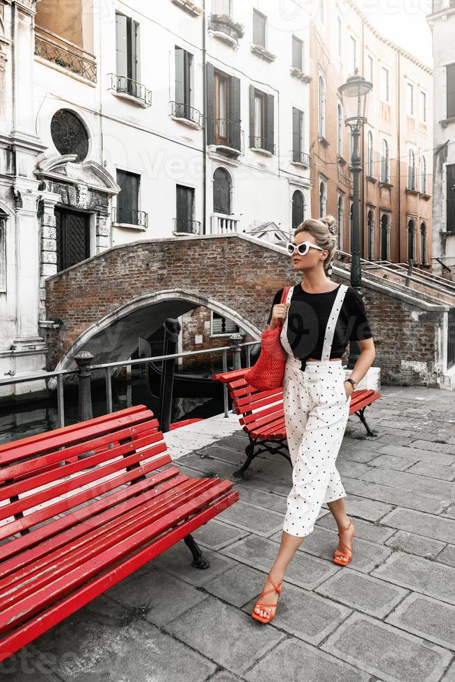 elegant vrouw Aan een straat van de Venetië stad foto