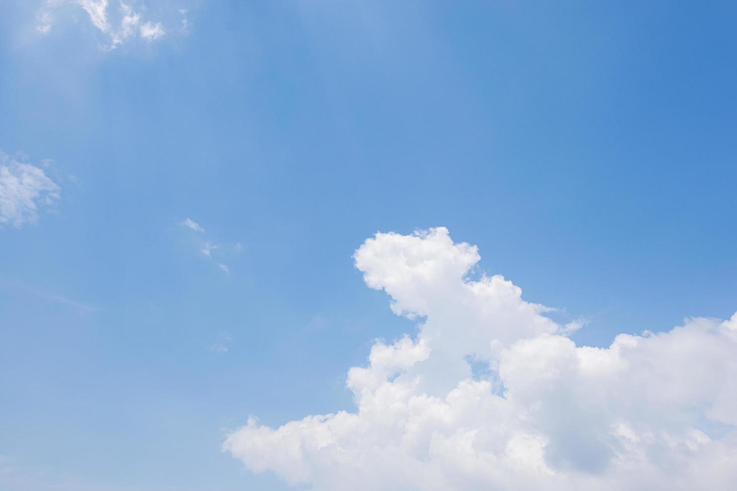 blauwe lucht en wolken foto