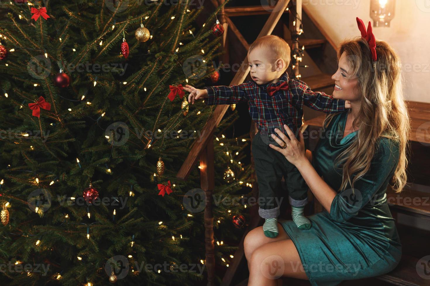 gelukkig moeder en haar schattig weinig zoon zijn vieren Kerstmis of nieuw jaar. foto
