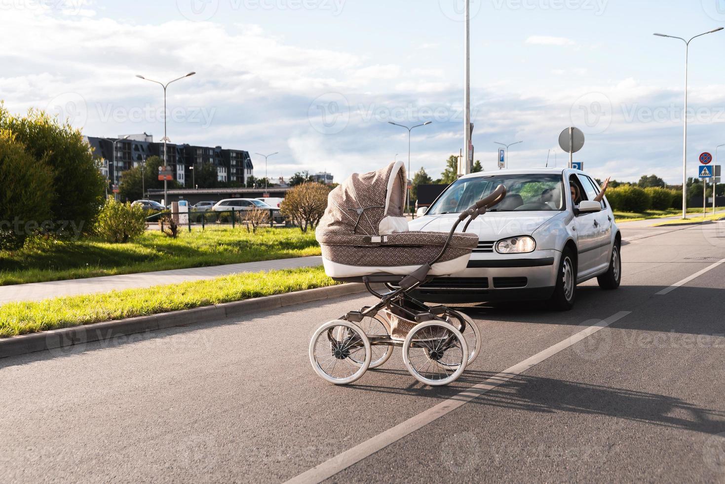 verontwaardigd bestuurder en baby kinderwagen gerold uit in de midden- van de weg foto