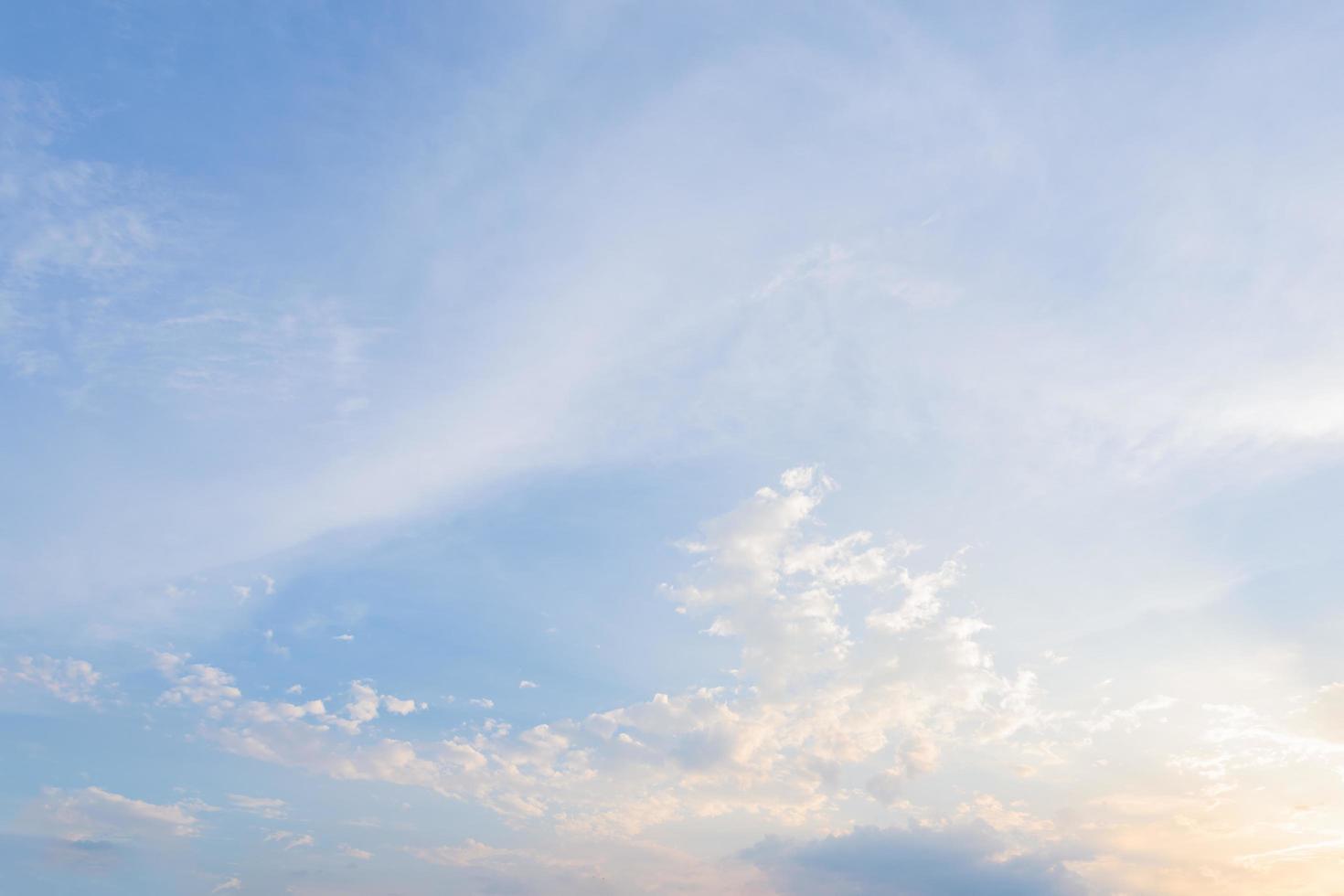 blauwe wolken en lucht foto