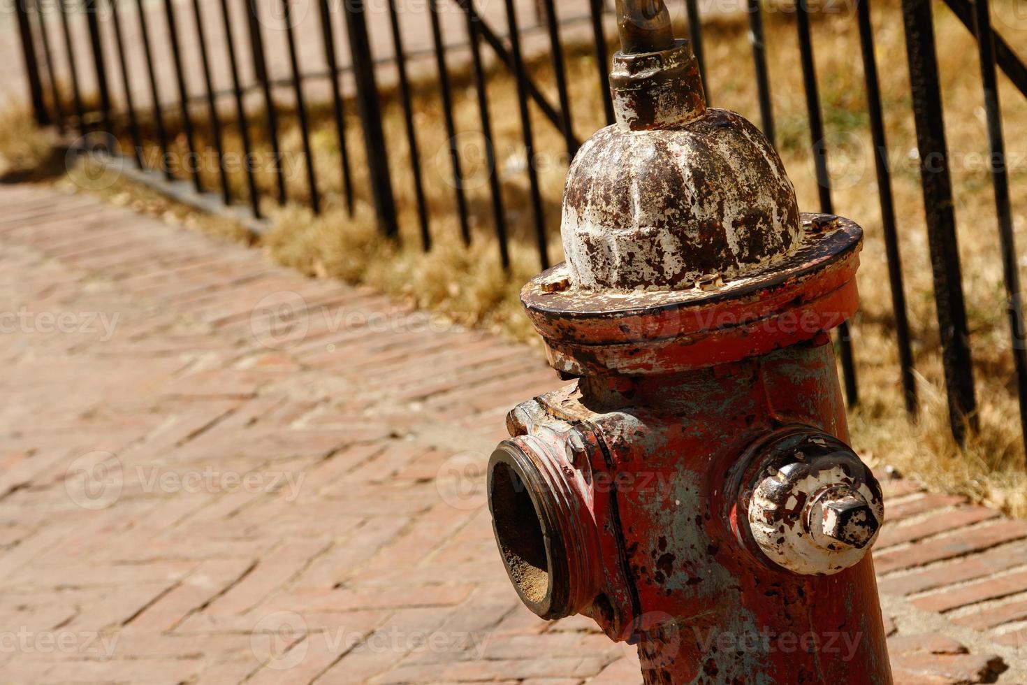 dichtbij omhoog van een oud roestig brand hydrant foto