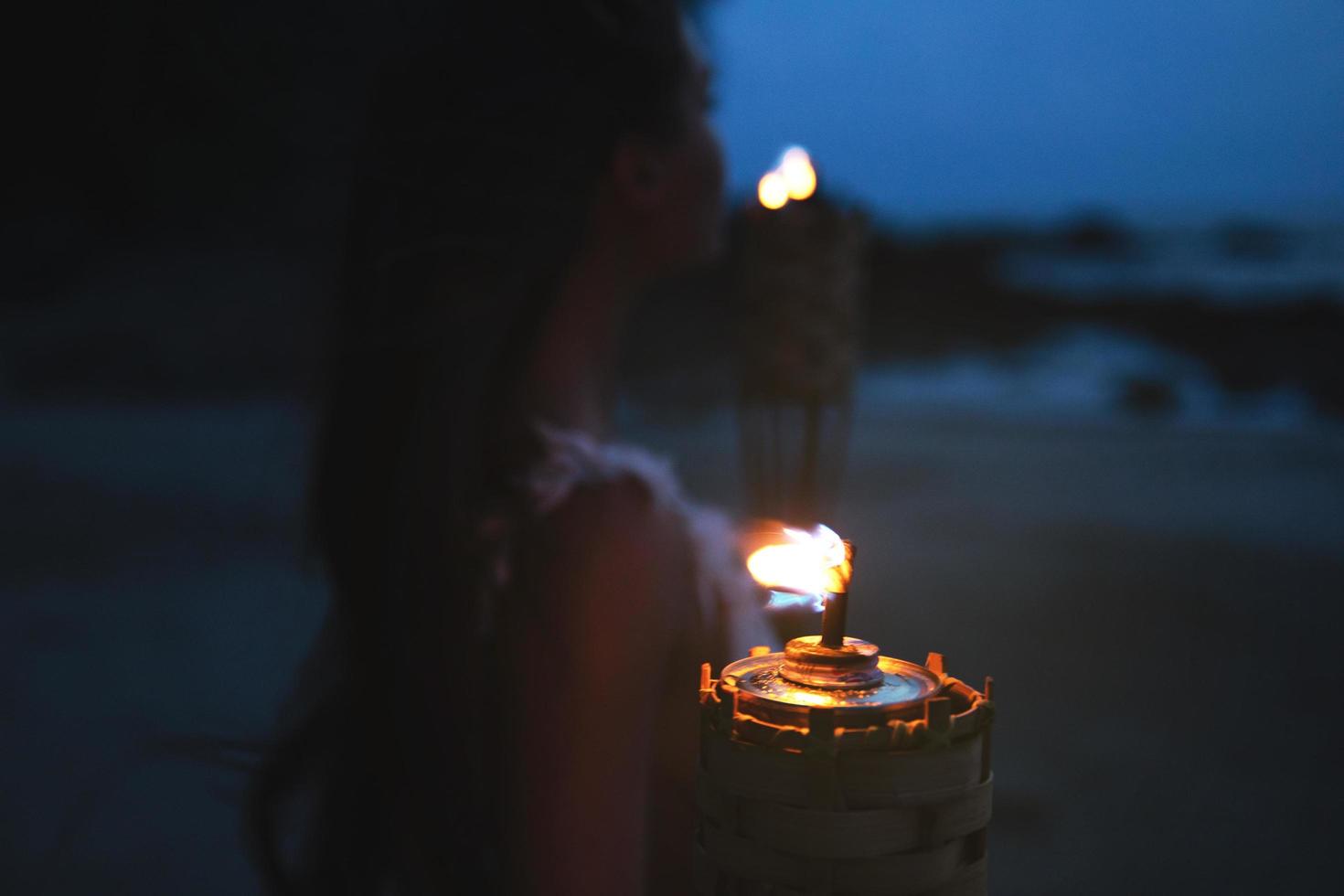 detailopname van bamboe fakkel licht Aan de strand foto