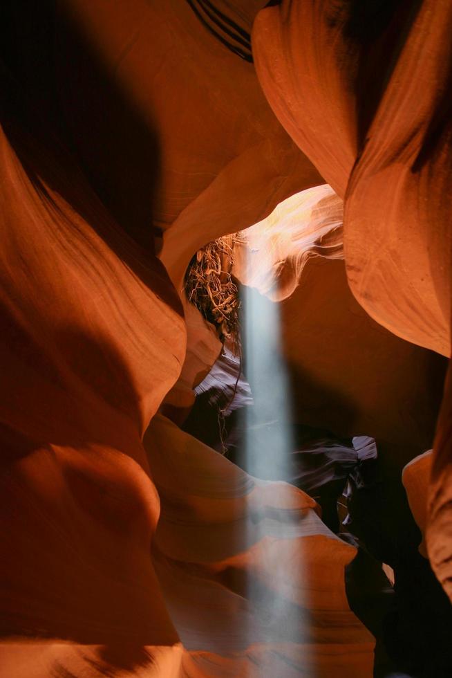 zonlicht schijnt door antilopen canyon foto