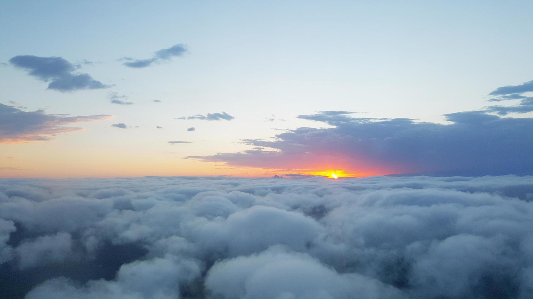 luchtfoto van wolken bij zonsondergang foto
