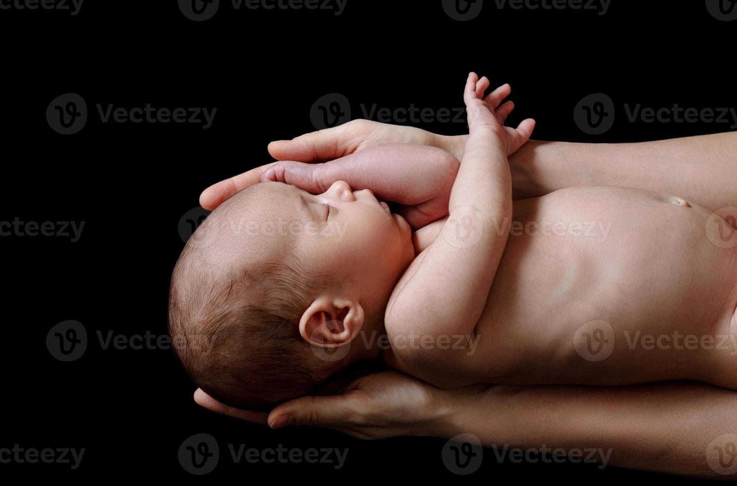 schattig pasgeboren baby aan het liegen in de moeder handen foto