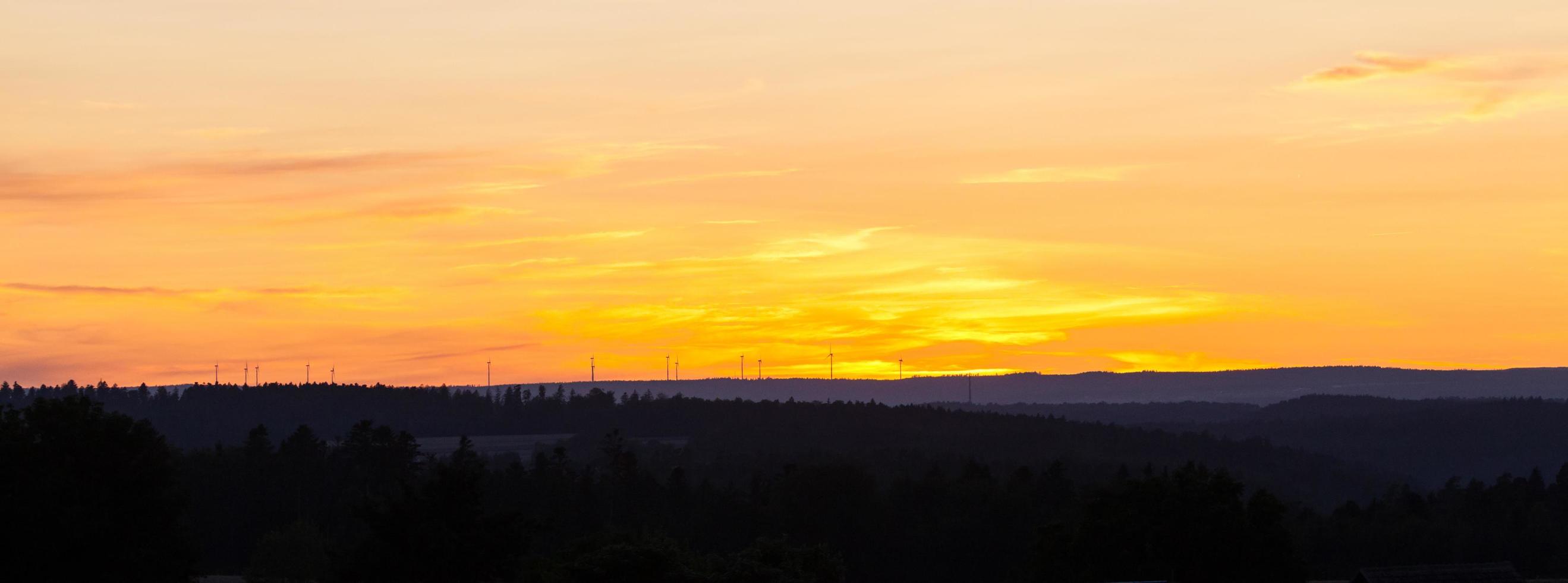 silhouet van heuvels bij zonsondergang foto