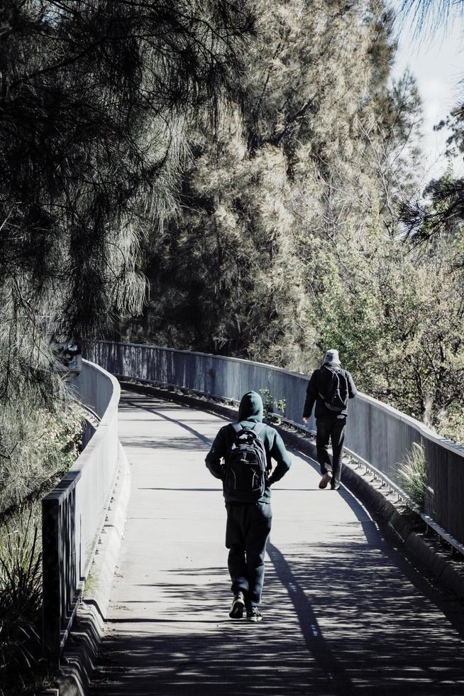 sydney, Australië, 2020 - mensen lopen op een brug foto