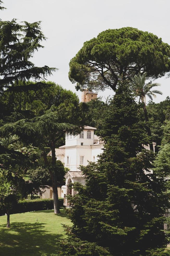 Rome, Italië, 2020 - Betonnen gebouw omgeven door bomen foto