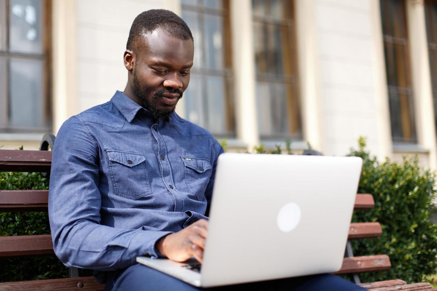 gelukkig man werkt op zijn laptop foto