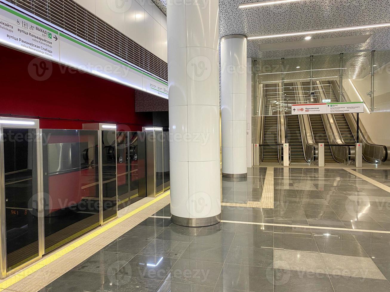 automatisch deur platform systeem Bij een nieuw modern metro station. metro veiligheid systeem glas mooi deuren Open synchroon met de deuren van de aankomen trein auto foto