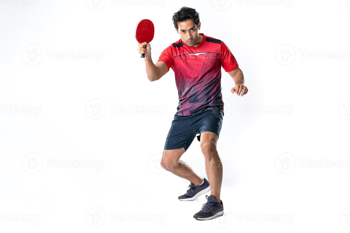 portret van sport- Mens mannetje atleet spelen tafel tennis geïsoleerd. foto