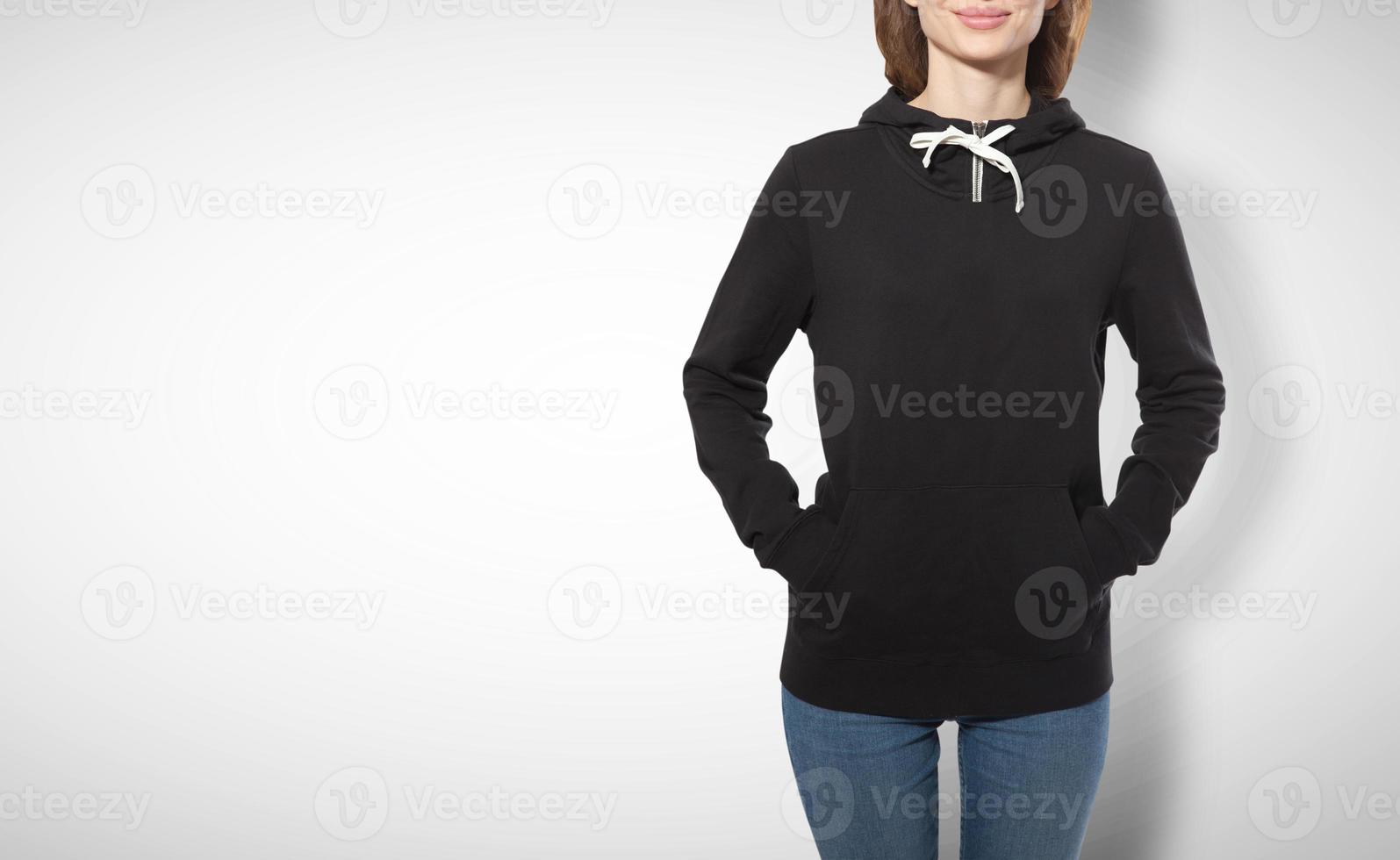 jong meisje in zwart trui, zwart hoodies voorkant visie geïsoleerd Aan wit achtergrond foto