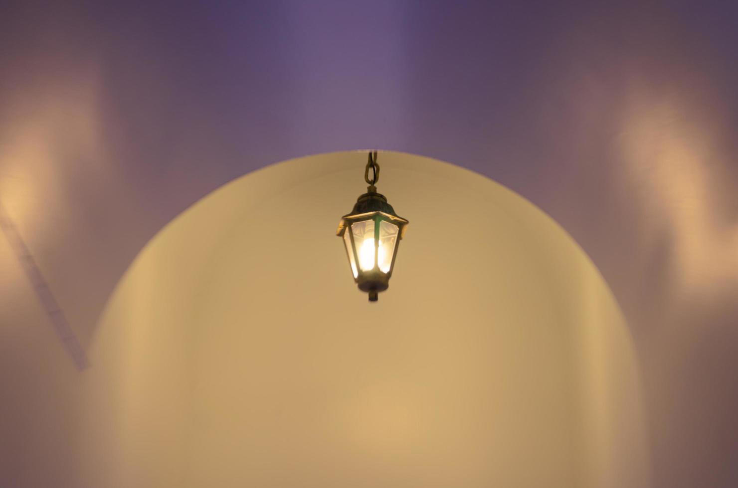 hangende licht lamp in donker plaats voor wazig achtergrond concept foto