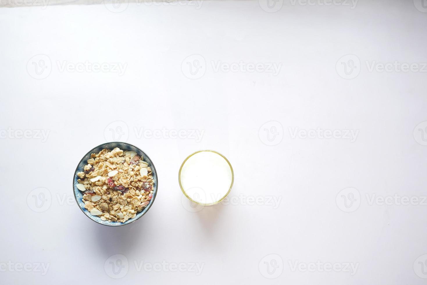 top visie van muesli moslim in een kom en melk Aan tafel foto