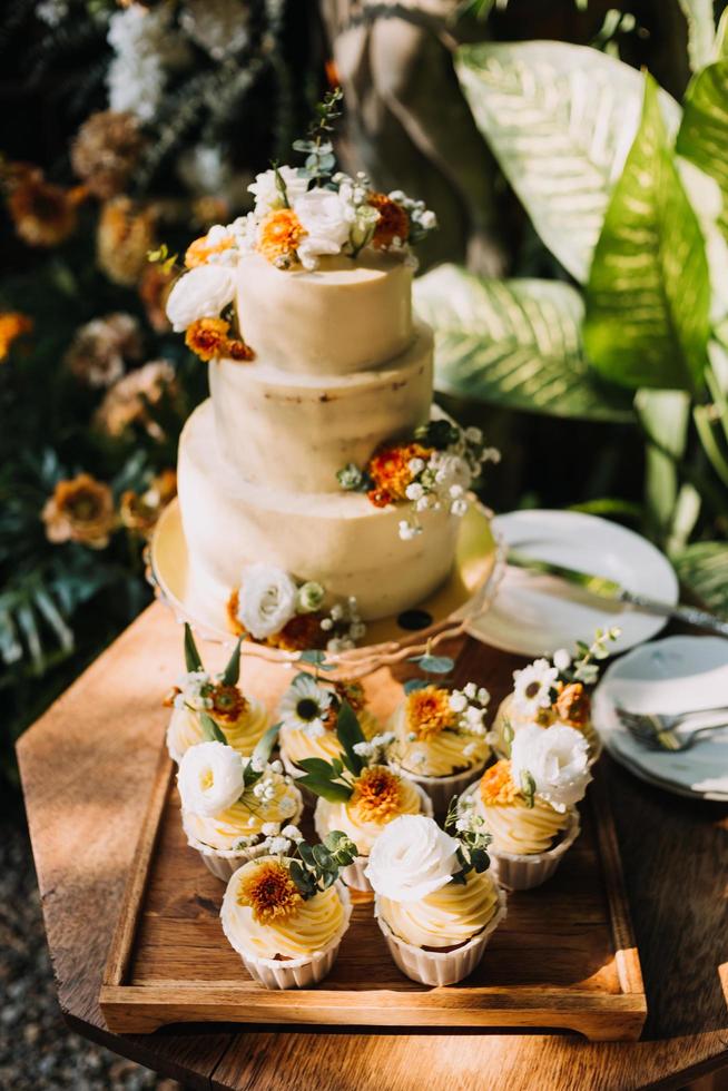 fijnproever cupcakes met wit botercrème glimmertjes en hagelslag Aan houten achtergrond foto