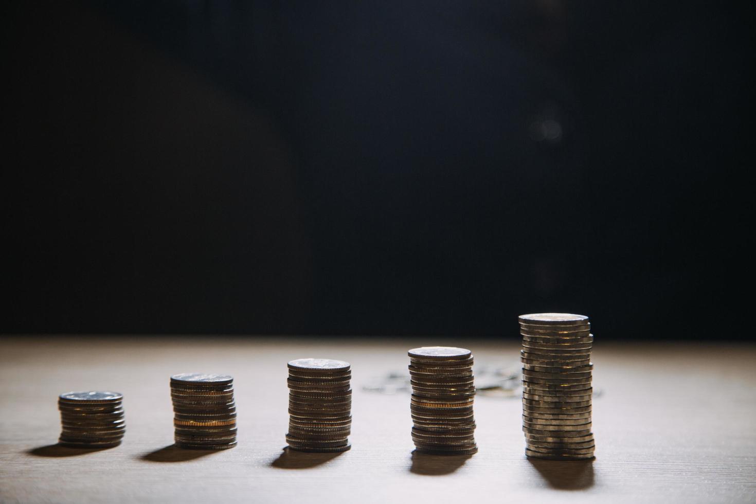 bedrijf accounting met besparing geld met hand- zetten munten in kruik glas concept financieel foto