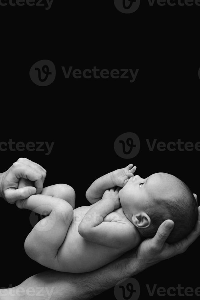 schattig pasgeboren baby in de vader handen foto