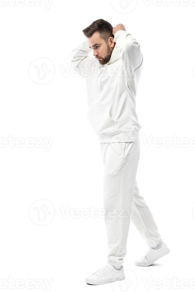 knap Mens vervelend blanco wit capuchon en broek Aan wit achtergrond foto