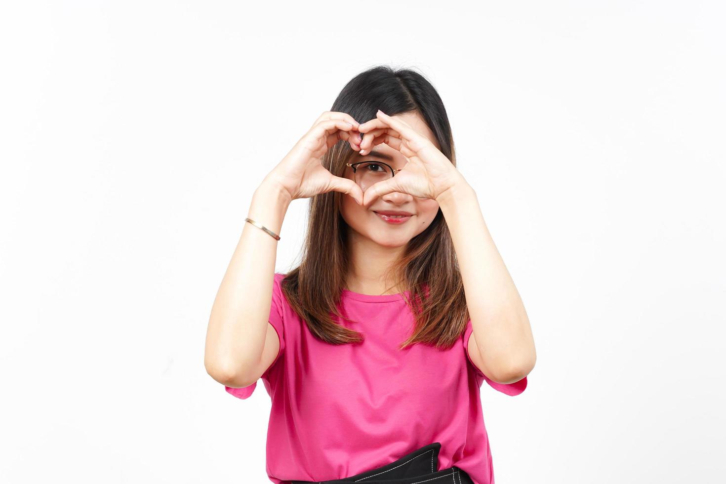 tonen liefde hart teken van mooi Aziatisch vrouw geïsoleerd Aan wit achtergrond foto