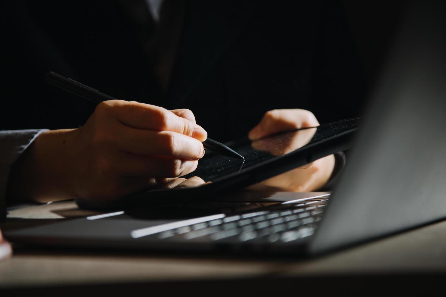 zaken en advocaten bespreken contractpapieren met koperen schaal op bureau in kantoor. wet, juridische diensten, advies, rechtvaardigheid en wet concept foto met film grain effect