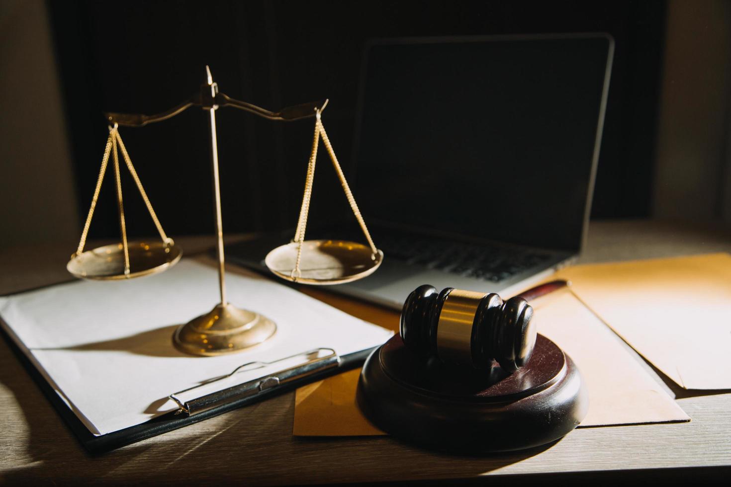 zaken en advocaten bespreken contractpapieren met koperen schaal op bureau in kantoor. wet, juridische diensten, advies, rechtvaardigheid en wet concept foto met film grain effect