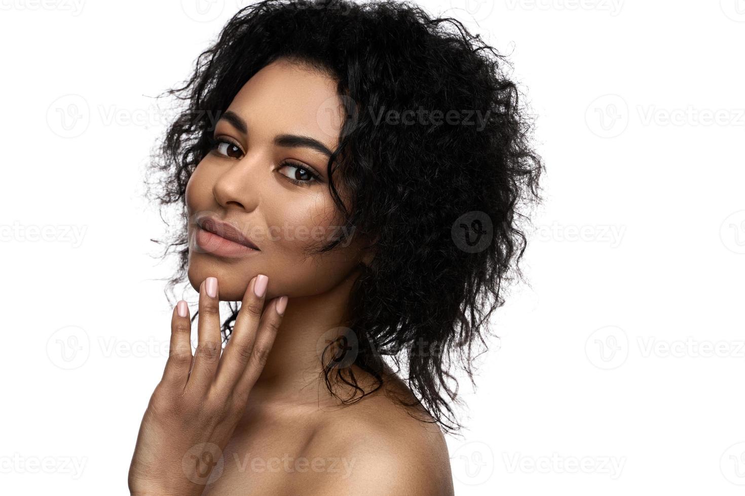 mooi zwart vrouw met glad huid Aan wit achtergrond foto