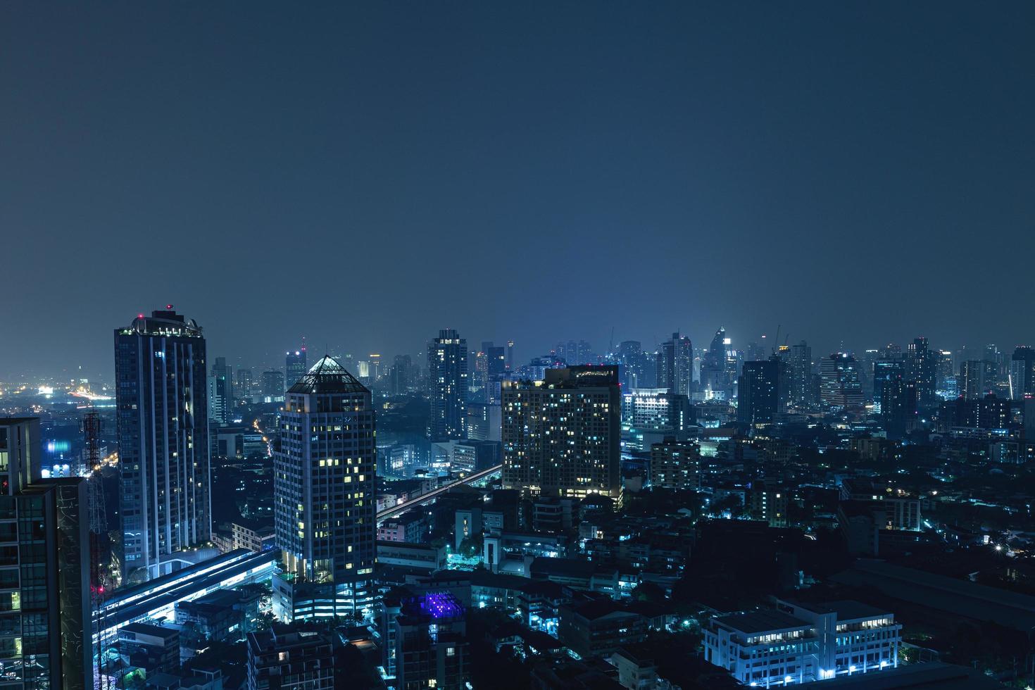 toneel- visie van modern Bangkok stad Bij nacht foto