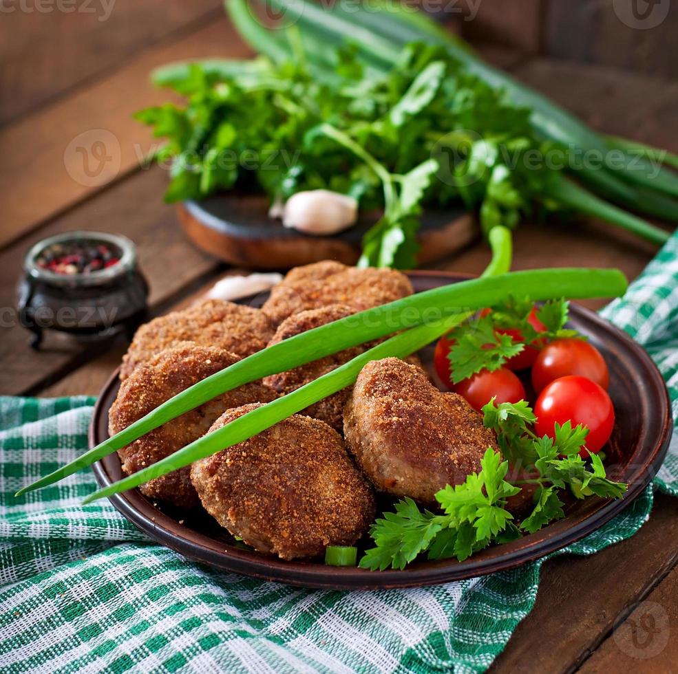 sappig heerlijk vlees schnitzels Aan een houten tafel in een rustiek stijl. foto