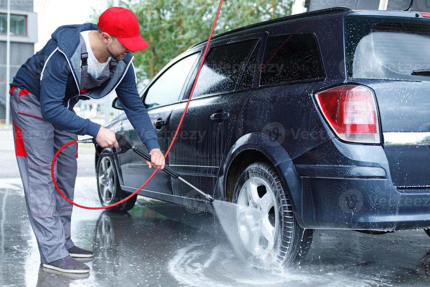 auto wassen arbeider is het wassen van de klant auto foto