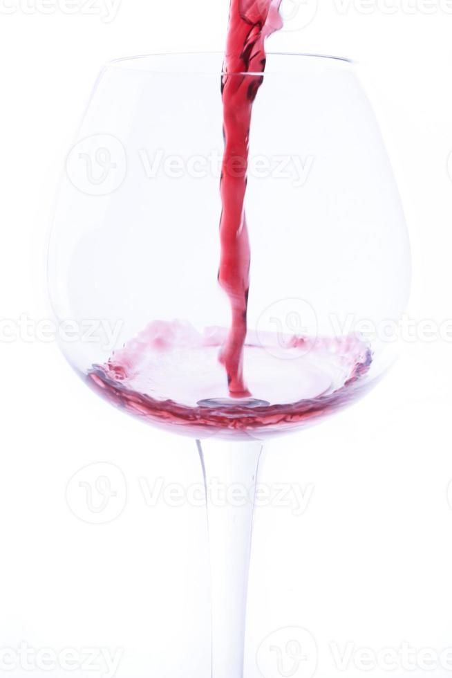 wijn gegoten in een glas foto
