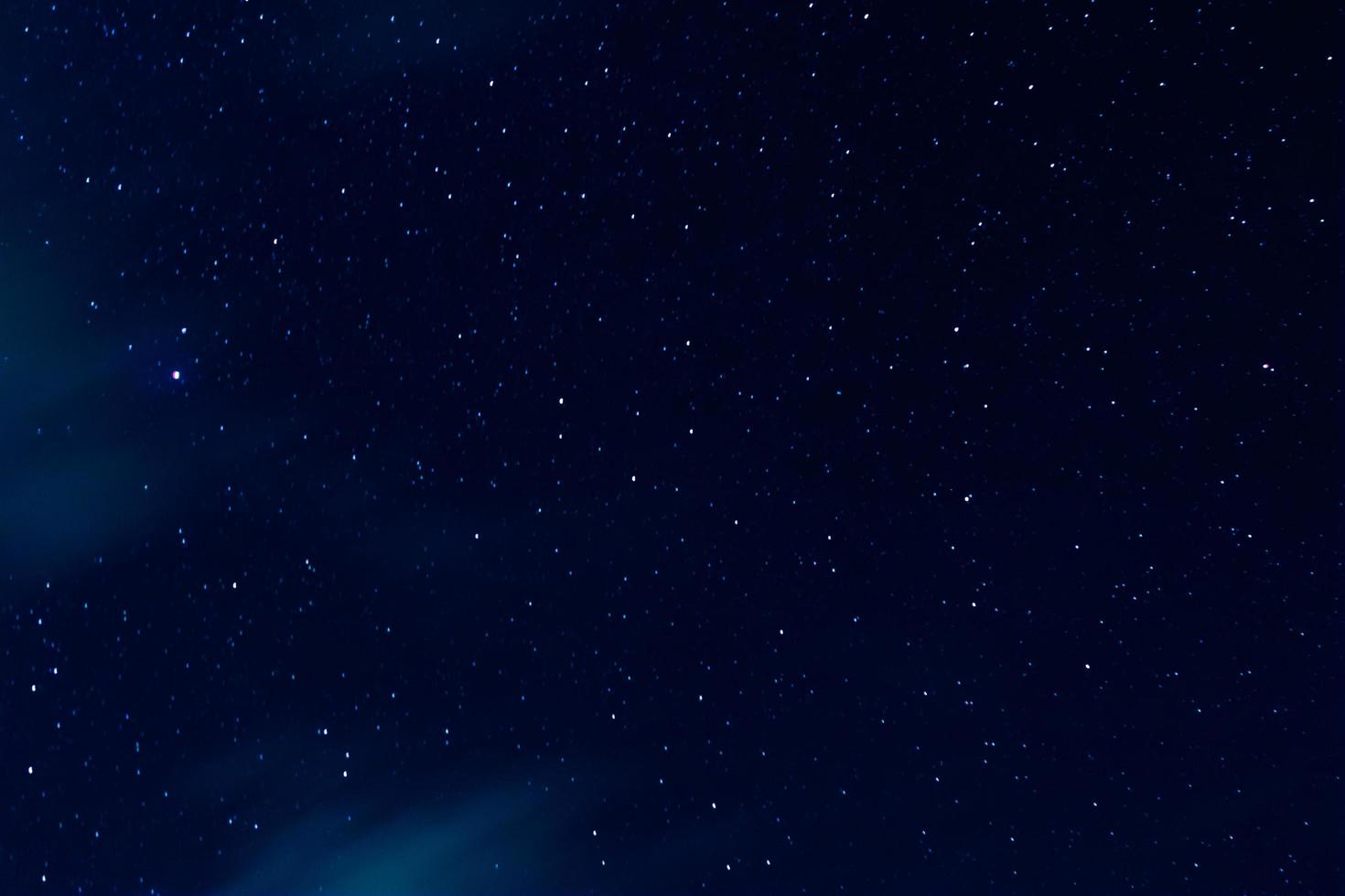 nacht lucht met sterren en wolken in beweging foto