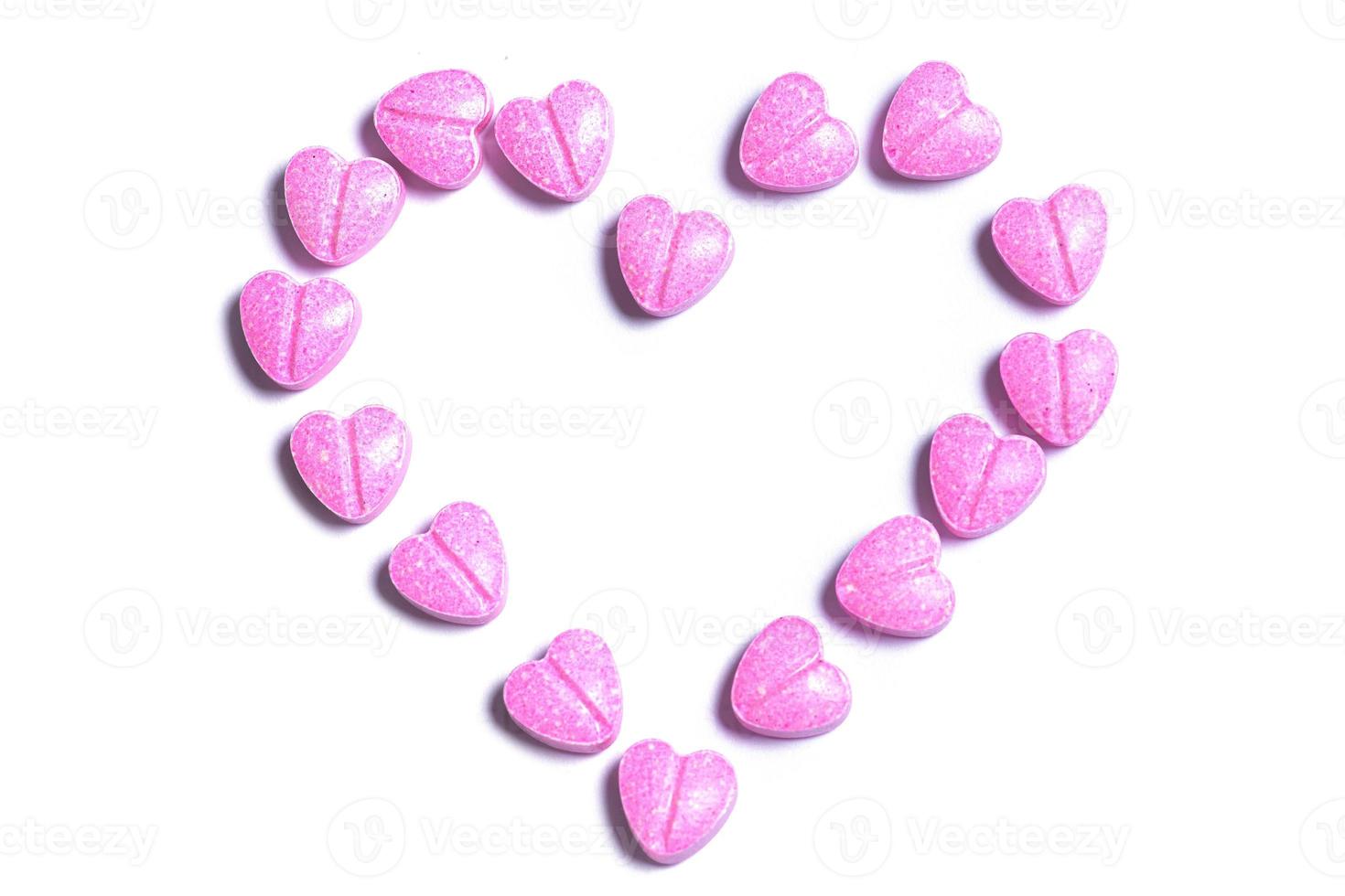 detailopname schot van hart gemaakt van roze hart vormig pillen. foto
