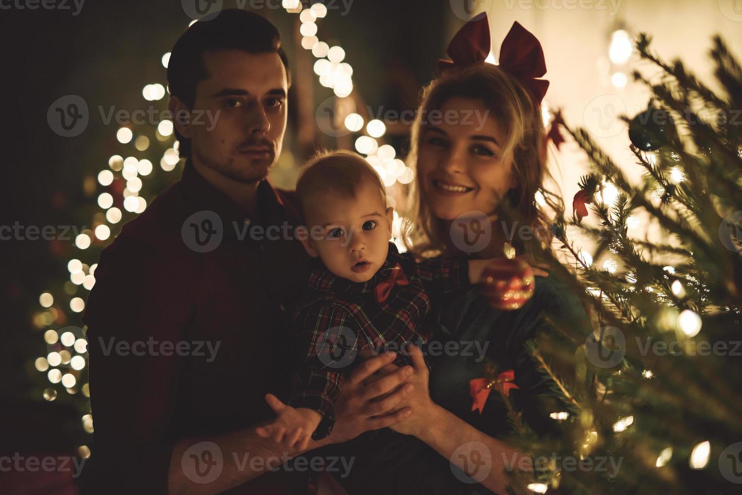 gelukkig moeder en haar schattig weinig zoon zijn vieren Kerstmis of nieuw jaar. foto