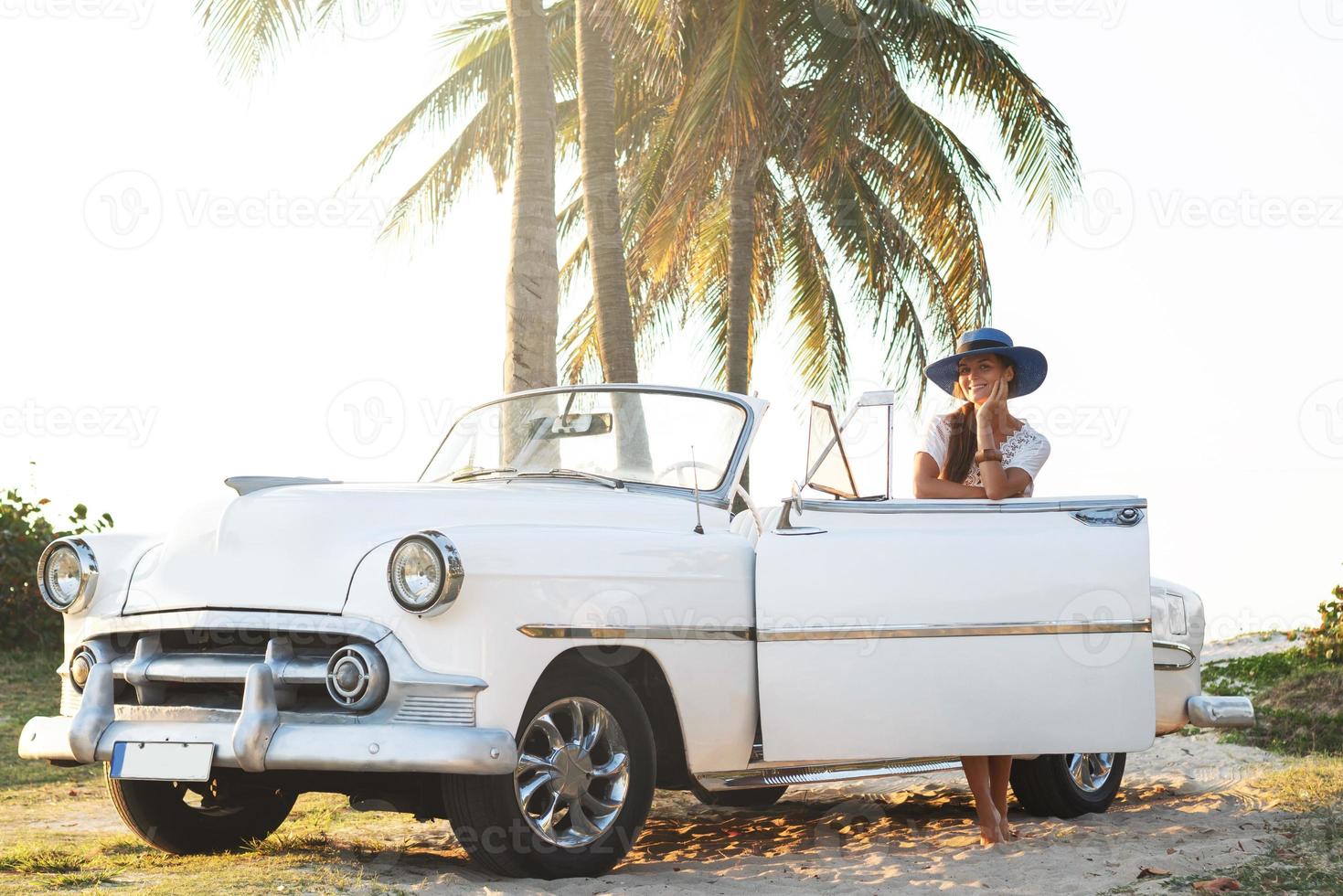 gelukkig jong vrouw en retro converteerbaar auto foto