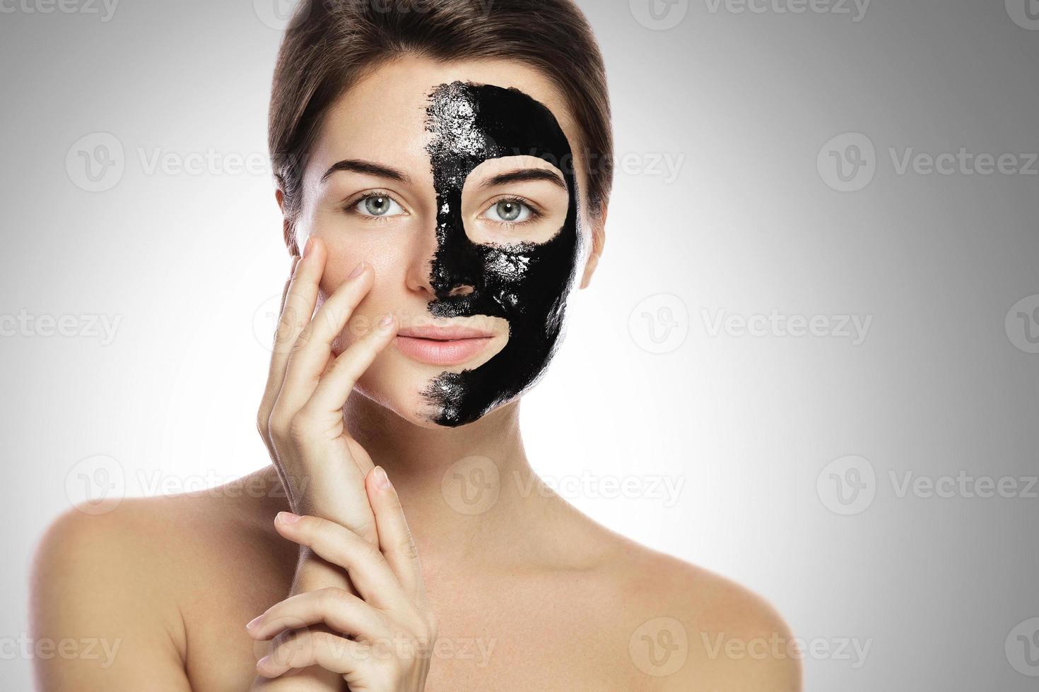 vrouw met diep reiniging zwart masker Aan haar gezicht foto