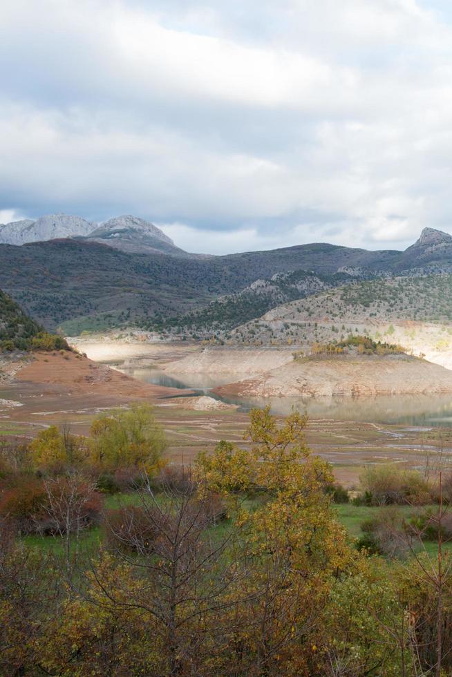 schoonheid in natuur in herfst. droogte in de noorden van Spanje foto