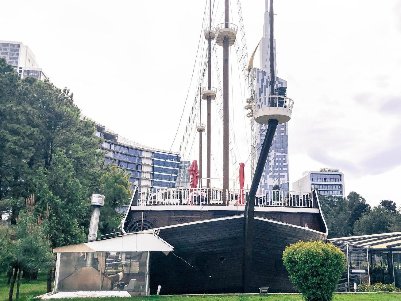 ongebruikelijk interessant restaurant in de het formulier van een oud het zeilen schip in de park in de midden- van de stad foto