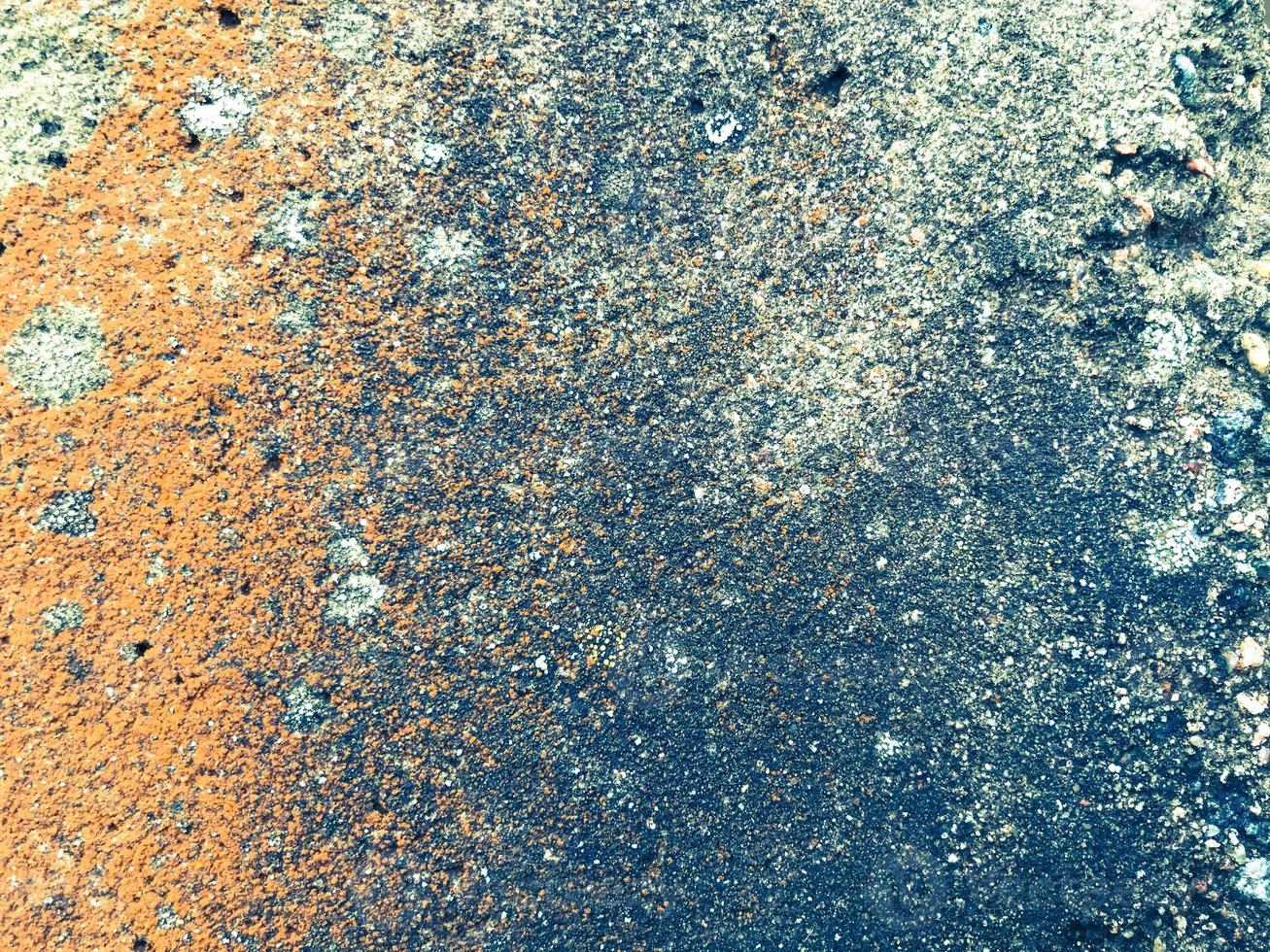 steen textuur. kant een deel van een steen graniet ring. grijs, oranje achtergrond kleur met beige klein vlekken. de structuur is heterogeen, mat, met klein stenen. natuurlijk structuur foto