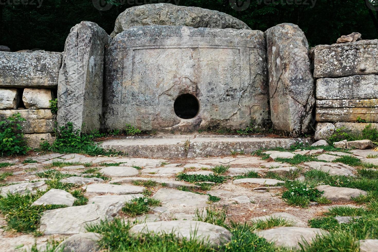 oude betegeld hunebed in de vallei van de rivier- jean. monument van archeologie megalithisch structuur foto