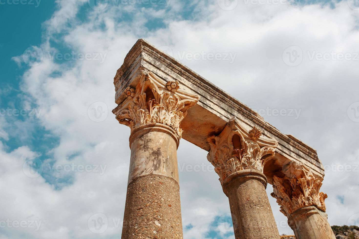 kolommen de ruïnes van de oude stad van ephesus tegen de blauw lucht Aan een zonnig dag. foto