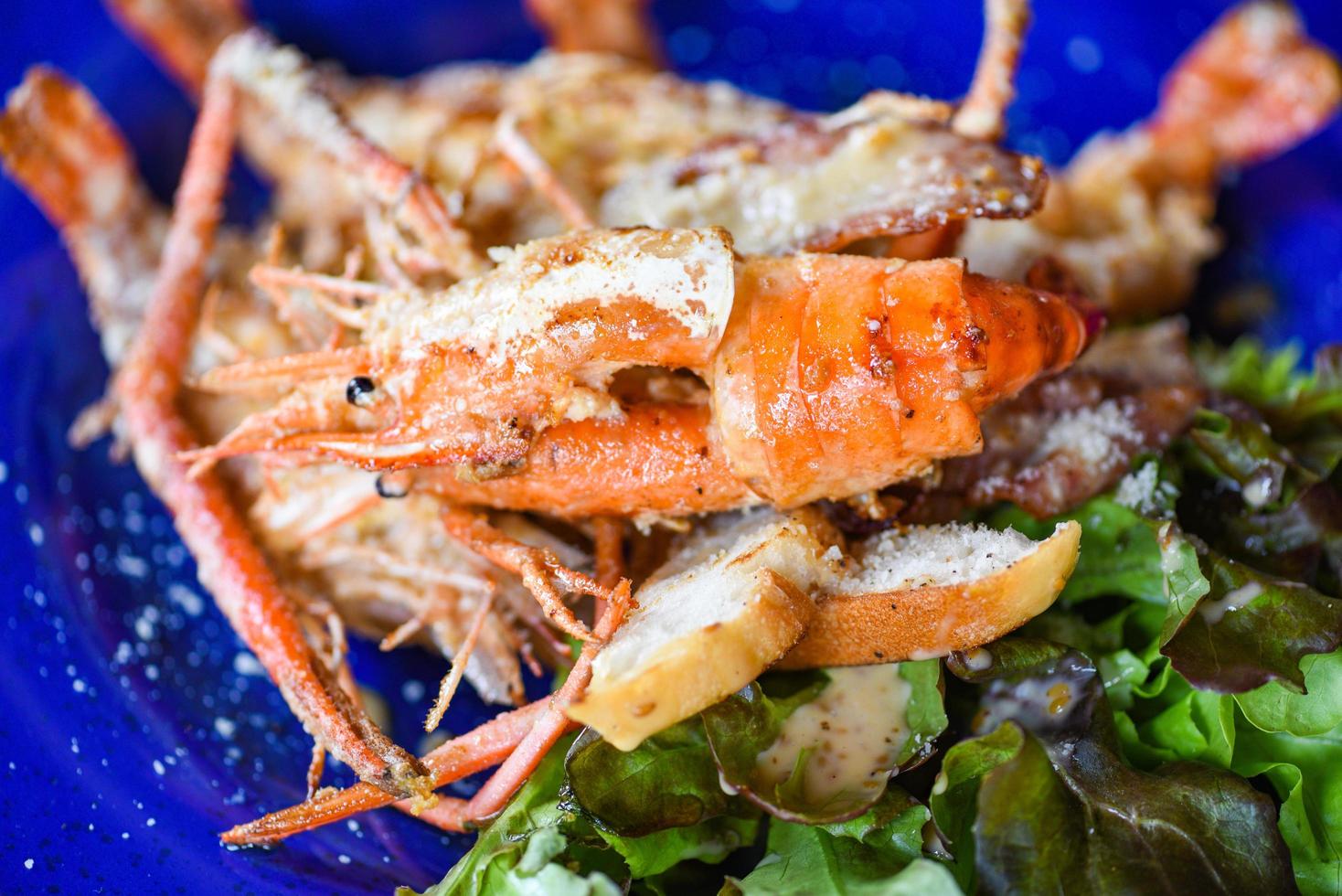 close-up schaaldieren zeevruchten bord garnalen garnalen diner eten gekookt - gegrilde garnalen met groenten en kaas foto