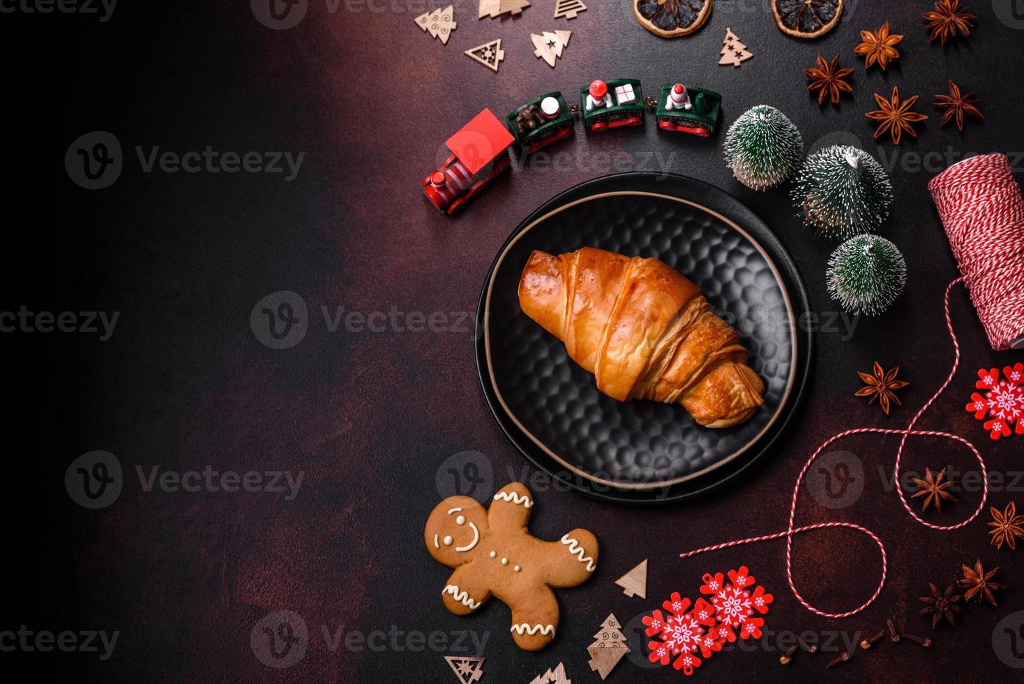 mooi verschillend Kerstmis decoraties en croissant Aan een bruin beton tafel foto