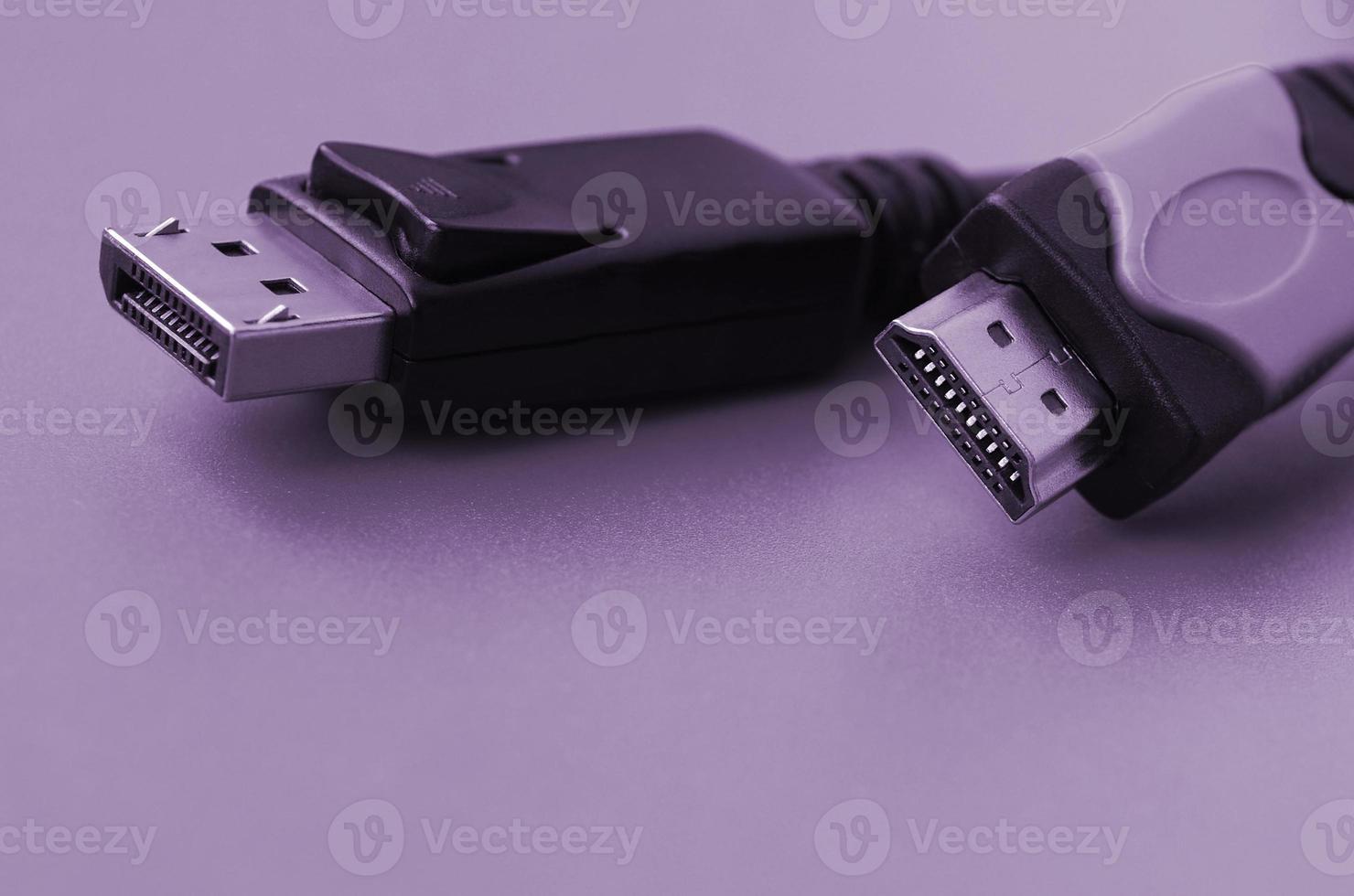 audio video hdmi computer kabel plug en 20-pins mannetje displayport goud geplateerd connector voor een vlekkeloos verbinding Aan Purper backdrop foto