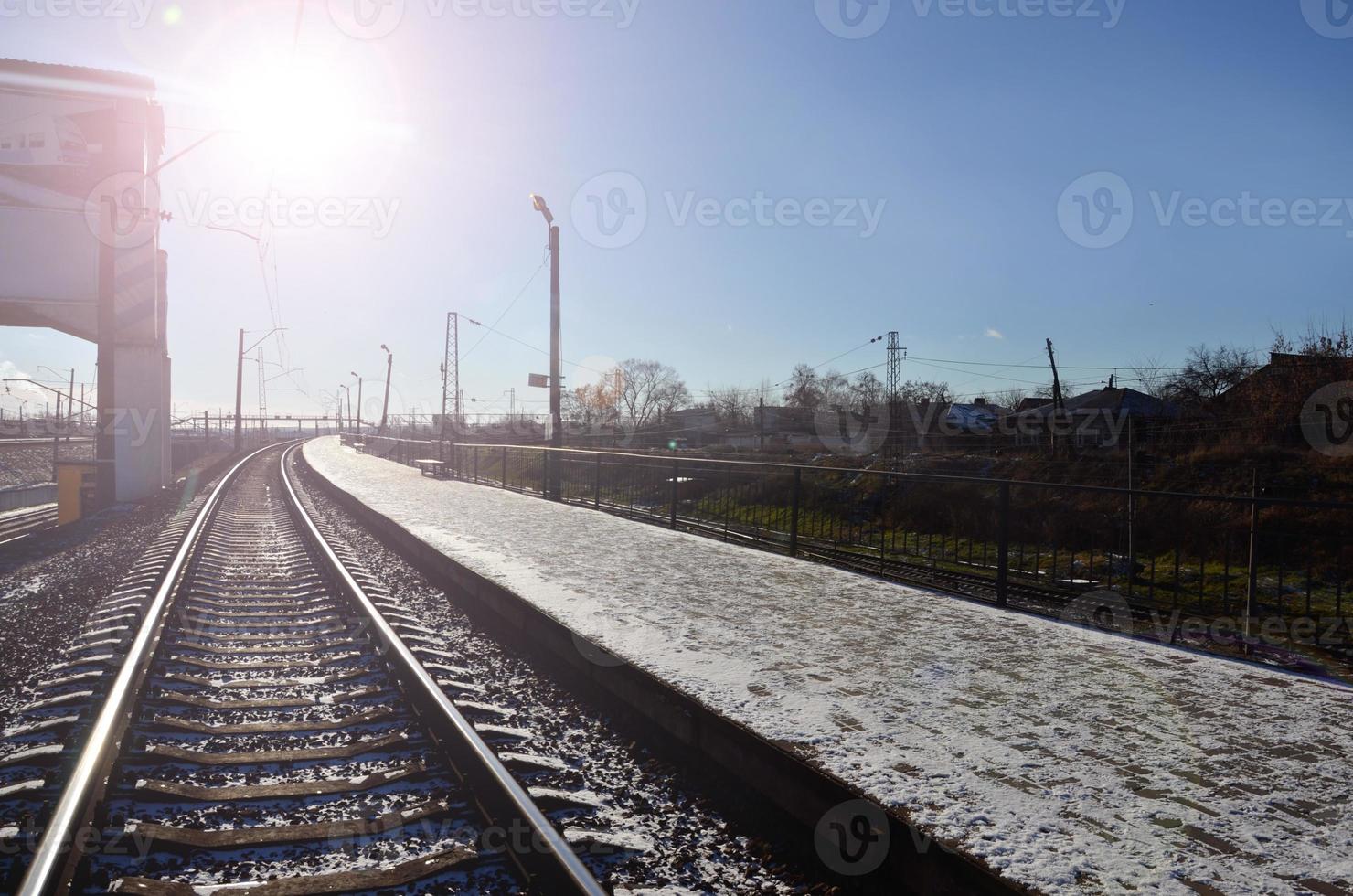 leeg spoorweg station platform foto